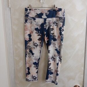Size L Marika Sport Floral Capri Legging